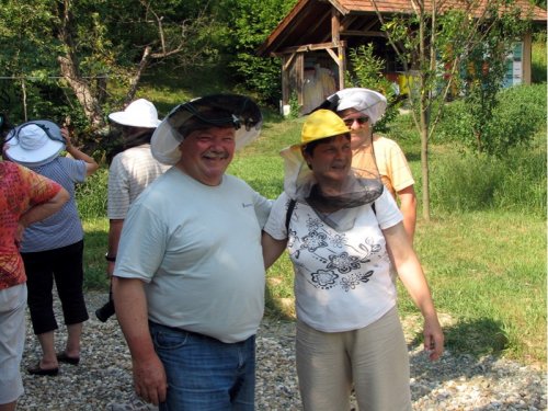 40 pred vstopom v čebelnjak smo dobili zaščitne klobuke